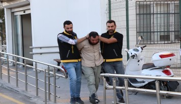 Adana'da annesini anneannesini öldüren şüphelinin garip ifadesi