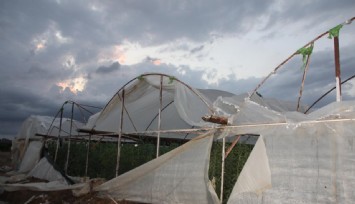 Antalya’da çıkan hortum ev ve seralara zarar verdi
