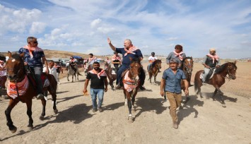 Başkan Pehlivan, Rahvan atçıları at üstünde selamladı