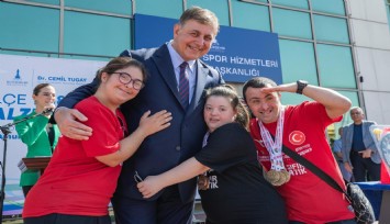 Başkan Tugay: Yetenekli çocukların spor eğitimlerini biz üstleneceğiz