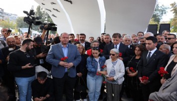 İzmir'de 30 Ekim depreminde hayatını kaybeden vatandaşlara duygu dolu anma
