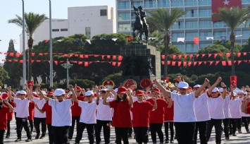 İzmir'de büyük coşku: Cumhuriyet Meydanı'nda gösterişli kutlama