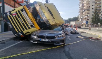 İzmir'de polisten kaçan tır sürücüsü faciaya sebep oldu: Kazada 2 kişi yaralandı