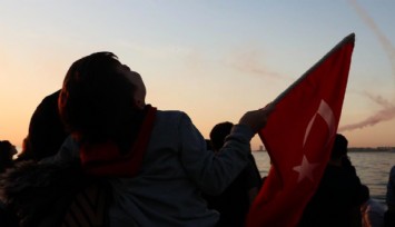 İzmir'in semaları kırmızı beyaz: Türk Yıldızları gösterisi hayran bıraktı