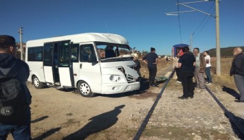 Kütahya'da öğrenci servisi trenle çarpıştı