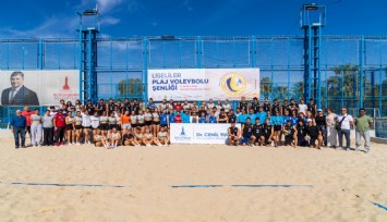 Liseli gençlerden plaj voleybolu ve müzik şöleni