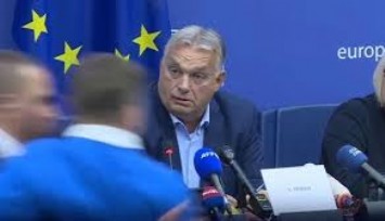 Macar aktivist Macaristan Başbakanı Orban’a para fırlattı