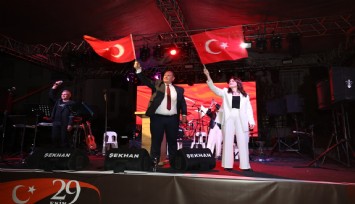 Menderes'te Cumhuriyet coşusuna akın ettiler