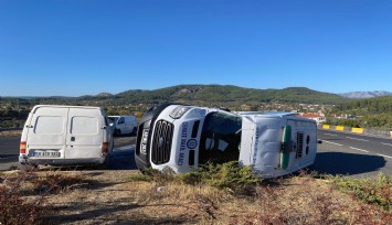 Muğla'da cenaze aracı ile minibüs çarpıştı: 3 yaralı
