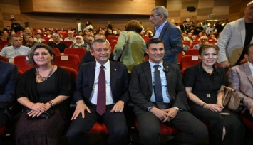 Özel, Manisa'da tiyatro sezonunun açılışına katıldı