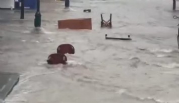 Çeşme'yi sağanak vurdu: Masa ve sandalyeler akıntıya kalıp sürüklendi