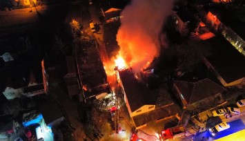 Düzce'de alevler geceyi aydınlattı: 2 ev odunluk yandı