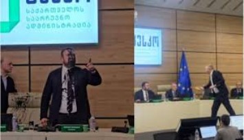 Gürcistan'da muhalefet temsilcisi, Merkez Seçim Komisyonu Başkanı'na siyah boya fırlattı