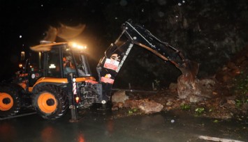 Heyelan Karadeniz Sahil Yolu'nu trafiğe kapattı