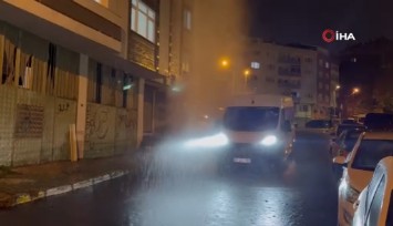 İstanbul'da su borusu patladı, sürücüler araçlarını yıkadı