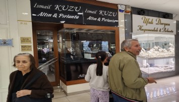 İzmir'de kuyumcu yüksek kar vaadiyle emanet altınları aldı kayıplara karıştı