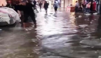 İzmir’de yağış hayatı olumsuz etkiledi: Kemeraltı’nı su bastı, araçlar mahsur kaldı