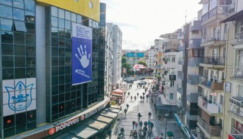 Konak’tan şiddete karşı dev afiş: Sessiz kalmıyoruz