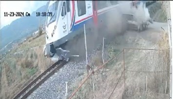 Manisa’da yürekler ağıza geldi: Yolcu treni ile otomobil çarpıştı