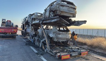 Sıfır kilometre araçlar alev alev yandı