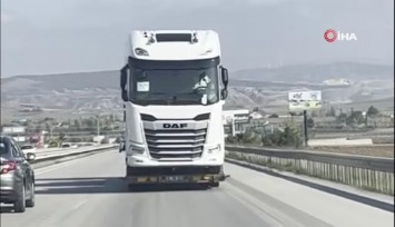 Yolda geri gider gibi görünen tır vatandaşları şaşırttı, gerçek sollama yapılınca anlaşıldı