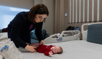 Bağırsakları delinen bin 280 gramlık Aziz bebek 55 günlük savaşı kazandı