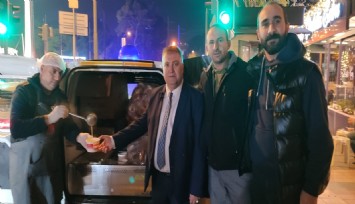 Başkan Özkan taksicilerin içini ısıttı: Sıcak çorba ikram edildi