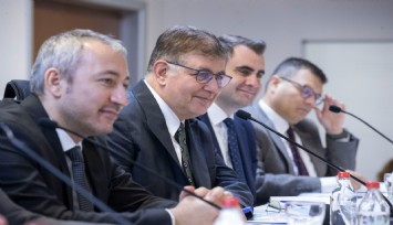 Başkan Tugay Aliağa’da muhtarlarla buluştu: Kreş açarak fiyatları düşürmeye devam edeceğiz