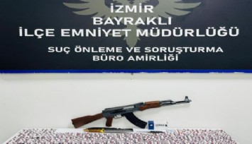 Bayraklı'da uyuşturucu tacirlerinin evinden 3 bin sentetik hap ele geçirildi