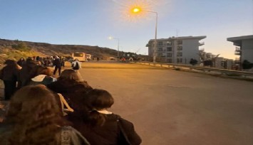 Bayraklı Kız Yurdu öğrencilerinin dersi var otobüsü yok: 06.30’da duraklardalar ama yarısı binemiyor