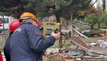 Beylikdüzü’nde binadaki patlama sonrası yeraltı görüntüleme cihazı ile arama yapılıyor