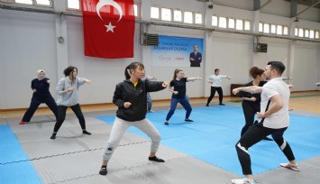 Bornova'da kadınlara savunma eğitimi