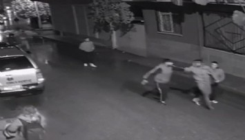 Bornova'da sarkıntılık iddiasıyla 5 kişi bir kişiye saldırdı: O anlar kameraya yansıdı