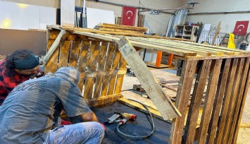 Buca’da atık malzemeler sokak hayvanları için yuvaya dönüşüyor