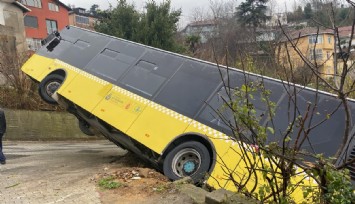 İstanbul'da  İETT otobüsü evin bahçesine düştü