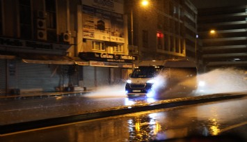 İzmir'de sağanak yağış etkisini sürdürüyor