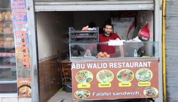 İzmir'deki bazı Suriyeliler memleketine dönüyor: Eşyalarını satışa çıkardılar