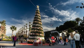 İzmir'in Yeni Yıl Festivali Kültürpark’ta renkli görüntülerle başladı