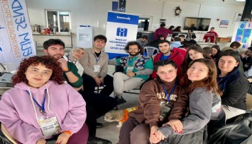 İzmirli gençler fark edil-fark ettir diyerek buluştu