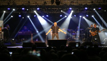 Kıraç en güzel şarkılarını Karşıyakalılar için söyledi