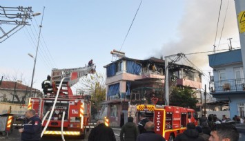 Manisa'da 3 katlı binada yangın paniği
