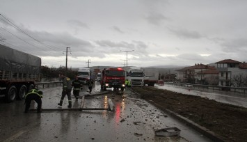 Manisa'da feci kaza: Kontrolden çıkan tır refüje çarparak durdu