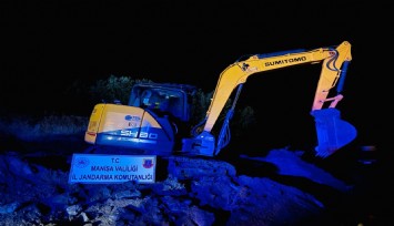 Manisa'da kepçeyle define arıyorlardı: 2 kişi jandarma ekipleri tarafından yakalandı