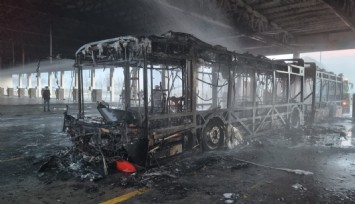 Manisa'da park halindeki otobüs şarj halindeyken alev alev yandı