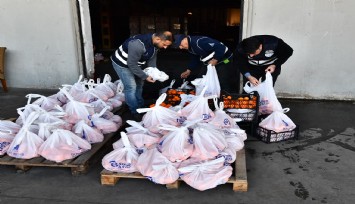 Menderes'te yetişen mandalinalar ihtiyaç sahiplerine ulaştırılıyor