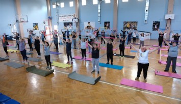 Menemenli kadınlar, ücretsiz pilates kursunda buluştu