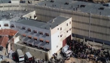 Suriye'de ölüm kampı olarak bilinen Sednaya Hapishanesinde yakınlarını arıyorlar