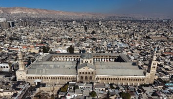 Suriyeliler Esad sonrası ilk cuma namazı için Emevi Camii'ne akın etti