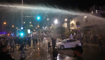 Eski Başbakan Barak’tan Netanyahu'nun iktidarına son vermek için 'gece gündüz' protesto çağrısı