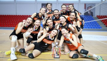 İEÜ Kadın Voleybol Takımından namağlup şampiyonluk